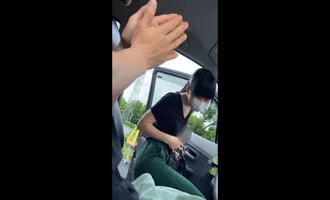 Anh tài xế đang nứng gọi em gái sinh viên ra mua dâm trên oto Anh tài xế đang nứng gọi em gái sinh viên ra mua dâm trên oto